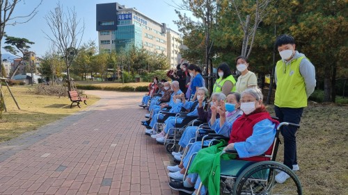 햇살 좋은 날 시티요양병원 환자분들의 해바라기 산책